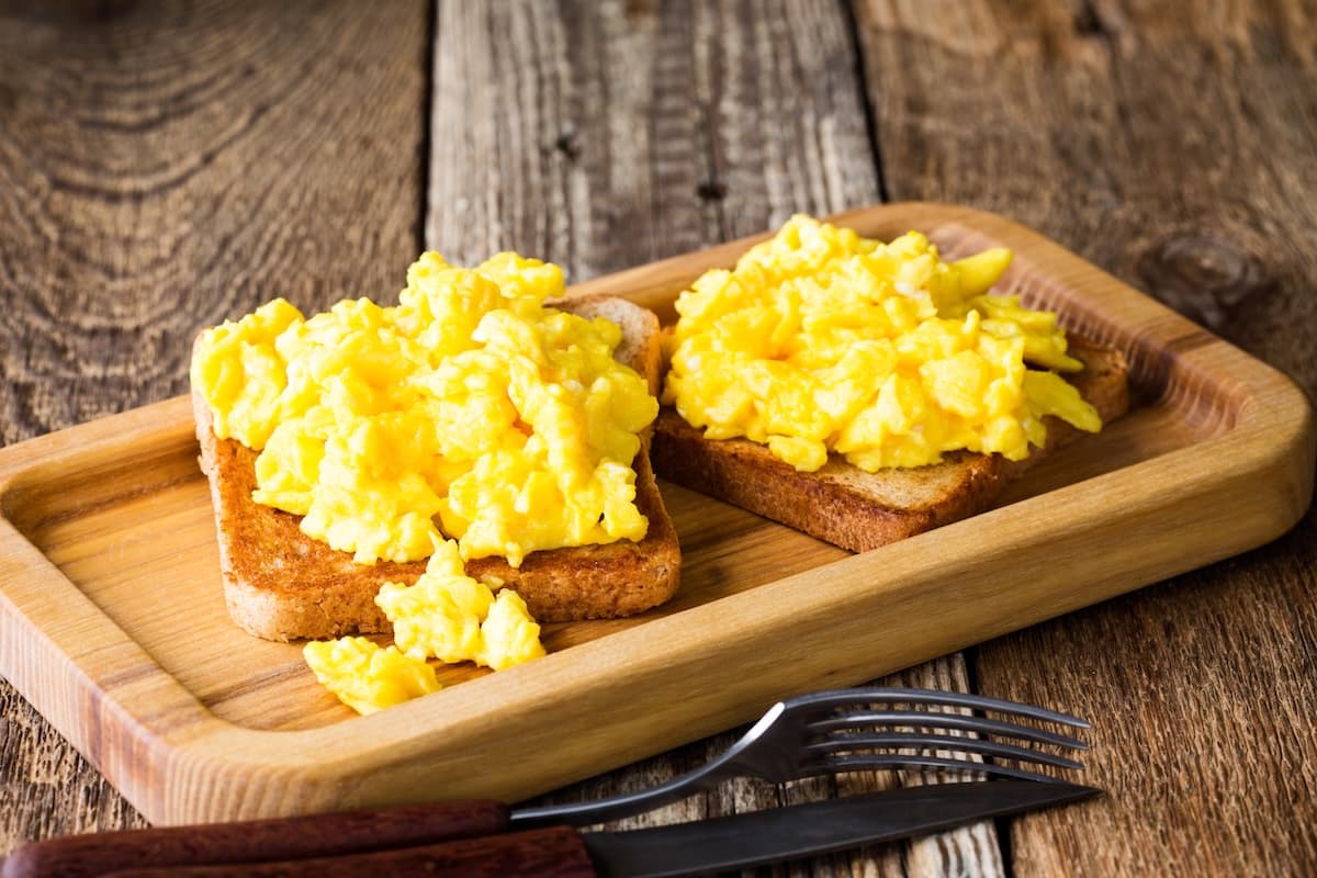 Scrambled eggs with yolk on toast